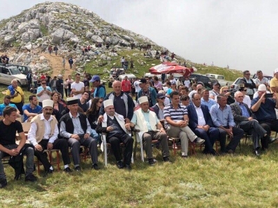 FOTOT/Tropoja në festën hyjnore të Tyrbes së Shkëlzenit, kryebashkiaku Besnik Dushaj nderon dy Dervish