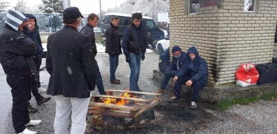 Të bllokuar në Kapshticë prej rreth 24 orësh, 16 shqiptarë kalojnë natën mes borës dhe acarit