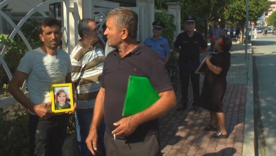 Fier, familja e 5 vjeçares që vdiq në aksident vijon protestat