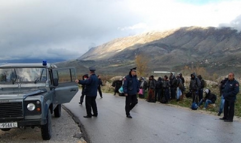Klandestinë drejt Malit të Zi, kapen dy shkodranët me 9 emigrantë të paligjshëm