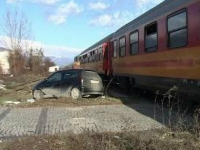 Treni përplas makinën, vdes një grua