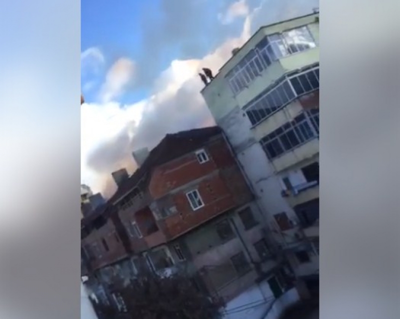 Zjarri në pallatin 5-katësh në Pogradec, lëndohet një zjarrfikës, në spital dhe një banor