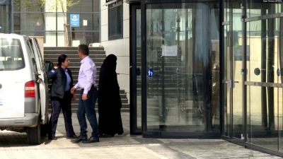 Kosovë, gruaja e kthyer nga Siria akuzohet për terrorizëm