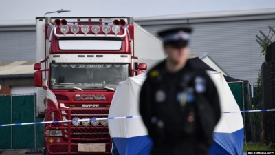 U gjetën të vdekur brenda kamionit të tmerrit, identifikohen 39 viktimat, mes tyre 10 adoleshentë