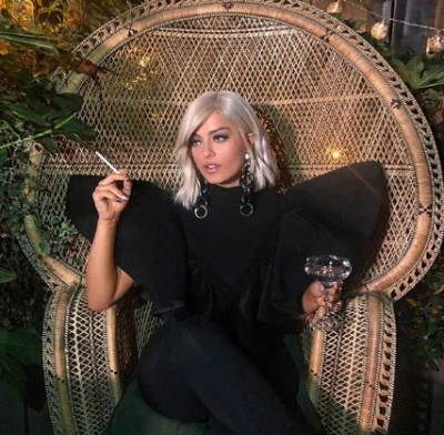 Bebe Rexha shkurton flokët, duket mjaft atraktive