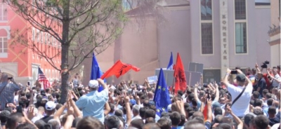 Rama urdhëron përndjekjen për 31 protestues, mes tyre edhe gazetari i dhunuar