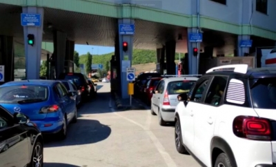 Radhë të gjata automjetesh në Rrugën e Kombit, pushuesit nga Kosova ‘dynden’ këtë të dielë drejt bregdetit shqiptar