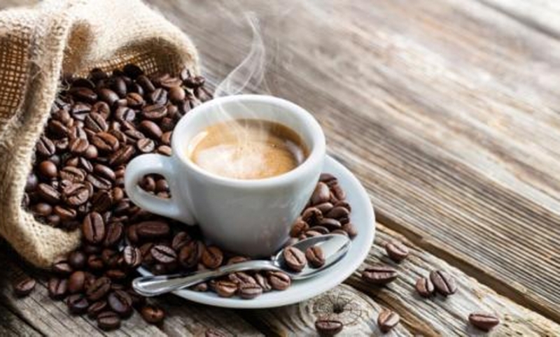 Konsumimi i kafesë ndikon në rënien nga pesha