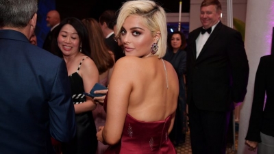 Bebe Rexha me pozë provokuese para pasqyrës