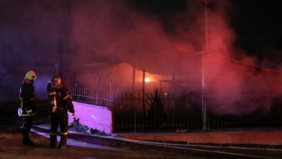 Rriten tensionet në Greqi, zjarr në një kamp refugjatësh, përleshje në kufi me Turqinë