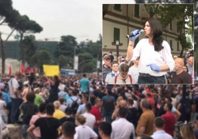 Protesta/ Karabina: Anëtarët e Këshillit Bashkiak, turpi i këtij qyteti. Duhet të ishin në burg