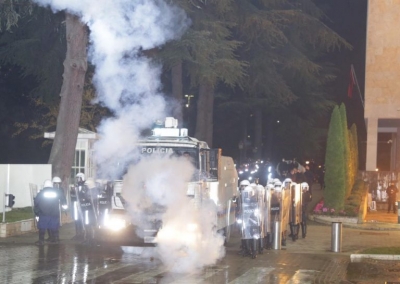 Protestat për vrasjen e Klodian Rashës, Gjykata lë në burg 3 të arrestuar, lirohen nga qelia 14 të tjerë në arrest shtëpie dhe detyrim paraqitje