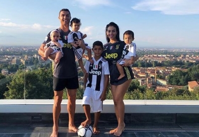 Foto/ Familja e Cristiano Ronaldos shtohet me një pjesëtar të ri