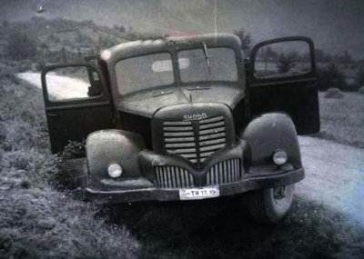 Në foto, makina tip “Skoda” pasi është kryer përleshja midis palëve.