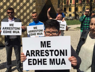 FOTO/ ‘Më arresto edhe mua’, nis protesta e Shoqërisë Civile te Kryeministria