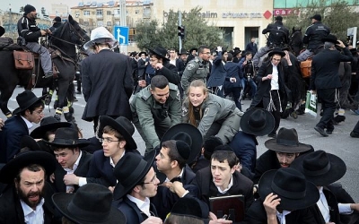 “Në burg, por kurrë në ushtri”, protestuesit në Jerusalem përplasen me policinë (FOTO/VIDEO)