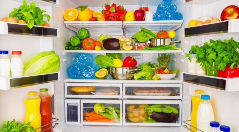 Ushqimet që duhet patjeter të vendosen në frigorifer