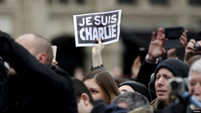 Sulmi në revistën ‘Charlie Hebdo’, 14 të dyshuar dalin para gjyqit në Francë