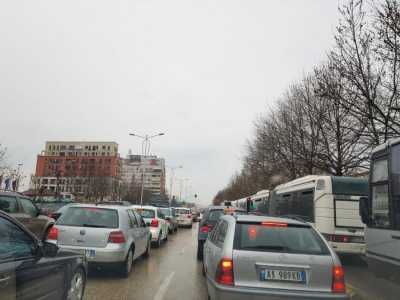 Tirana e bllokuar nga trafiku