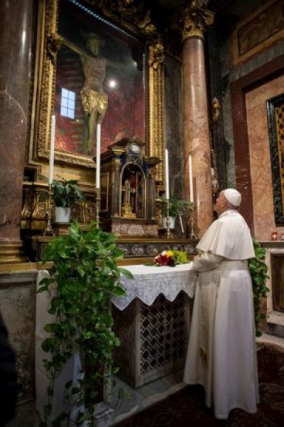 San Pietro bosh, Papa lutet në dritare: Zbatoni rregullat e qeverisë, për të mirën tonë!