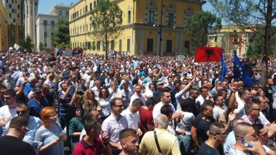 Live/ Nis protesta e të rinjve: Xhafaj ik!