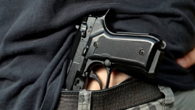 Me pistoletë në brez në autobus, prangoset 19 vjeçari