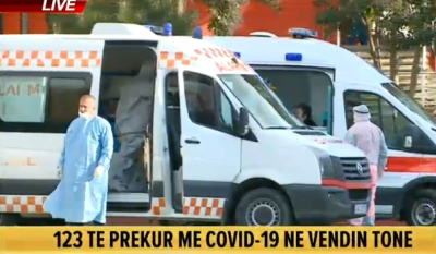 Mbërrijnë tre ambulanca të tjera tek Infektivi, mes të dyshuarve më COVID-19 një grua (Foto)