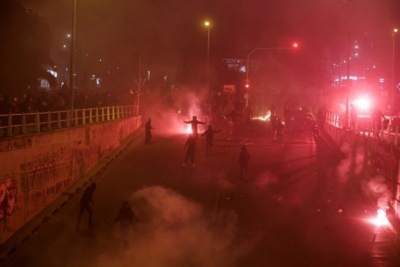 Athina në terror gjatë gjithë natës, 6 mijë protestues u përplasën me policët në shesh