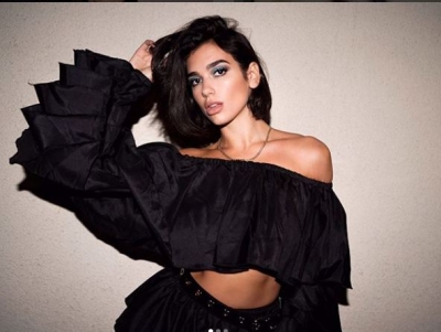 Foto/ Çfarë ndryshimi! Dua Lipa mahnitëse me flokë të kuqe