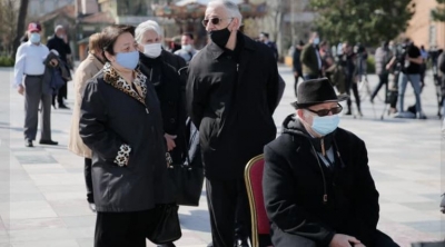 Mes kaosit dhe shpresës, si nisi vaksinimi masiv! Të moshuarit, orë të tëra në radhë dhe pa kurrfarë distance sociale