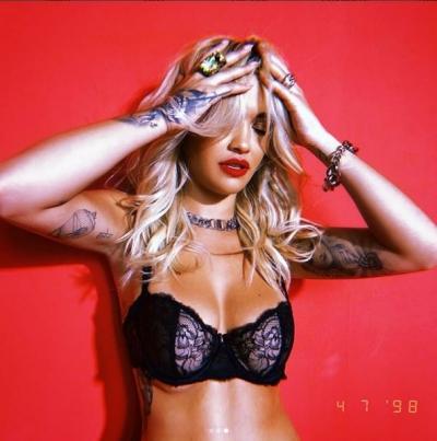 Rita Ora uron pavarësinë e SHBA-ve me foto shumë të nxehta