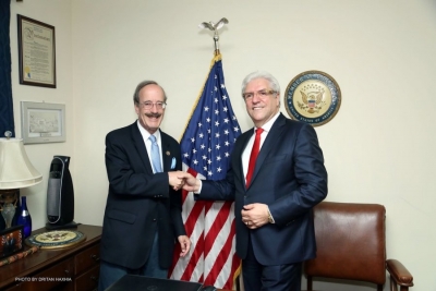 Lazim Destani nderohet me flamurin amerikan nga Eliot Engel