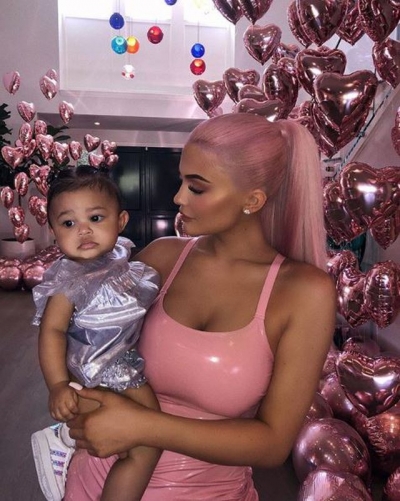 Kylie Jenner poston foton e fëmijërisë dhe ngjashmëria me Stormi-n është e frikshme