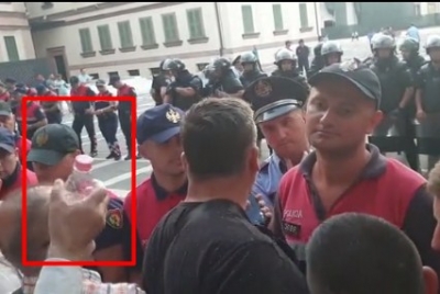 E turpshme! Policia ndalon aktorët tu japin ujë kolegëve të ngujuar tek Teatri