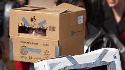 Shfaqet pamja e studentëve me kuti kartoni në kokë, xhindosen prindërit (Foto)