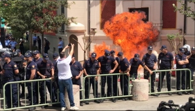 Zëri i Amerikës: Qytetarët sfidojnë temperaturat e larta, protestojnë sërish duke kërkuar largimin e Veliajt