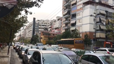 Devijimi i qarkullimit, trafik e kaos në rrugët dhe rrugicat e Tiranës