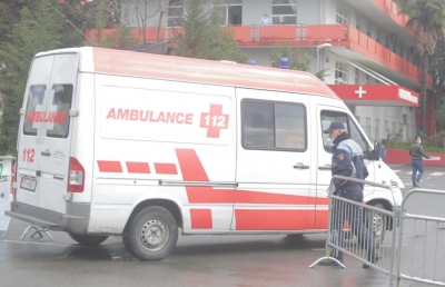 Infektohet nga koronavirusi shoferi i ambulancës në Korçë