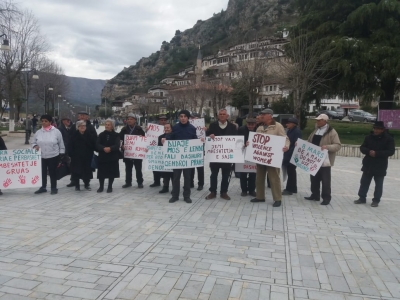 Dhuna ndaj grave, pensionistë të qendrës sociale dhe qytetarë beratas, marshim sensibilizues