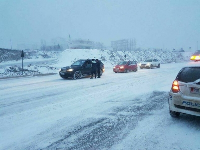 Erë e fortë dhe reshje masive dëbore në Korçë, trashësia arrin deri në 15 cm, rekomandohet përdorimi i zinxhirëve