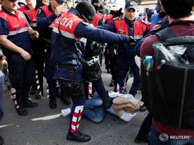 Shqelma mbi protestuesin, fotoja simbol trondit opinionin