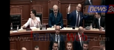 VIDEO/ Gjesti i turpshëm i një ministri të Jashtëm, çfarë bën në Kuvend Ditmir Bushati