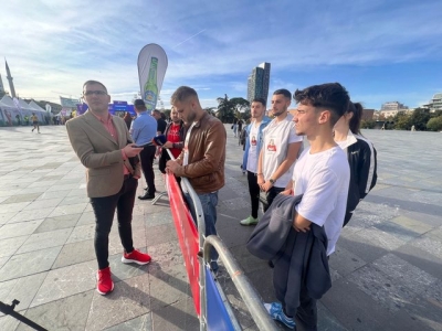 Protesta për Ardit Gjoklajn në Maratonën e Tiranës/ Si i largoi policia të rinjtë