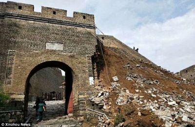 Shembet një pjesë e Murit të Madh kinez