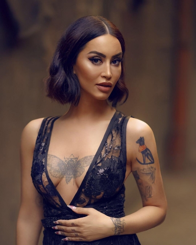 Dafina Zeqiri feston 1 milionë ndjekës me foton e nxehtë