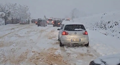 Qarku i Dibrës mbulohet nga bora, qindra makina të bllokuara nëpër rrugë