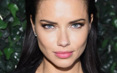 Adriana Lima shkëlqen në të bardha