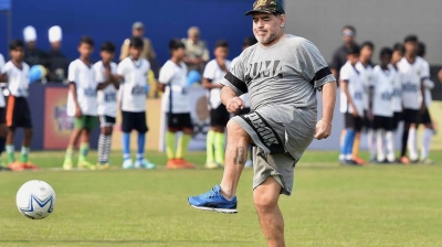 Maradona shtrohet me urgjencë në spital