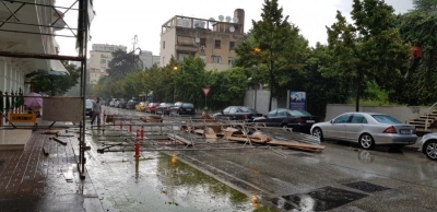 Foto/ Rrëzohet skela, shmanget tragjedia në Tiranë