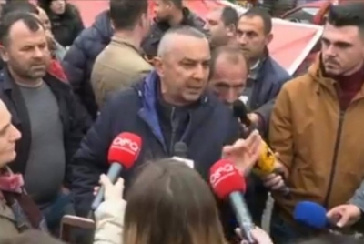 Banorët e Unazës së Re bllokojnë rrugën: Do vazhdojmë qëndresën